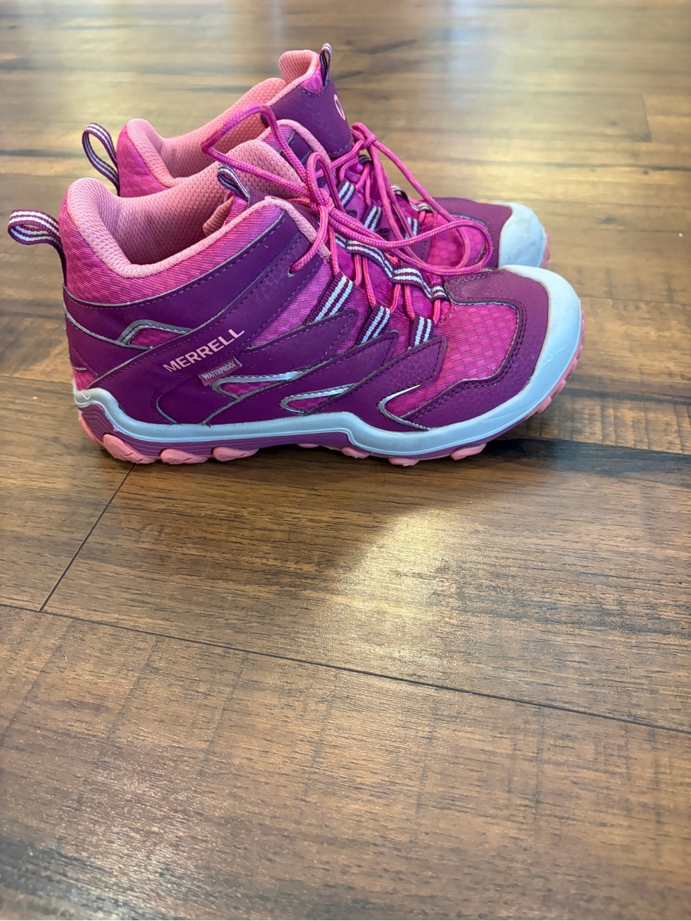 Merrell Pink Berry Chameleon Mid Waterproof hiking boot waterproof Kids Sz 3
